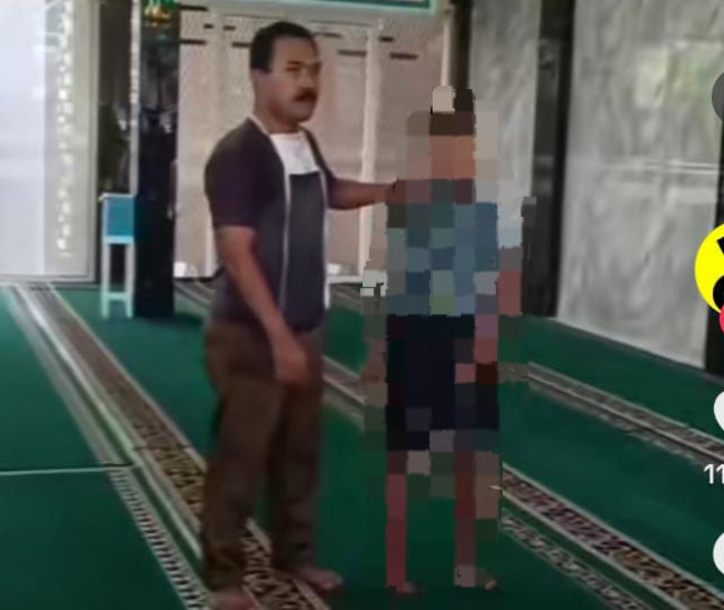 Viral! Bocah Tertangkap Basah Mengambil Uang di Celengan Masjid